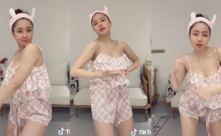 Những bộ đồ Trâm Anh diện khá ngắn, kết phần áo có phần cổ rộng nên dễ bị xô lệch khi thực hiện vũ đạo mạnh.