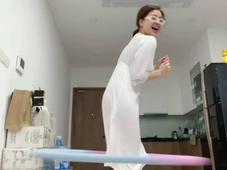 Từng có thời điểm, Trâm Anh diện đồ ngủ, tập thể thao tại nhà.