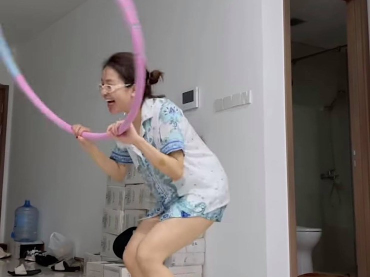 Nàng hot girl xứ Thanh rất yêu thích trang phục chất liệu lụa cho những bộ đồ ngủ của mình.