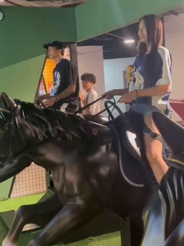 Từ khi hẹn hò cùng Doãn Hải My, Văn Hậu thường xuyên góp mặt trong những bữa tiệc riêng tư, ấm cúng của gia đình bạn gái. Anh cũng biết cách "lấy lòng" hai cậu em trai của Hải My là Hoàng Minh, Hải Lâm bằng việc thường xuyên đưa các em đi chơi cùng, đặc biệt ở các trò chơi được giới trẻ yêu thích như game bắn súng, ném bóng, cưỡi ngựa...