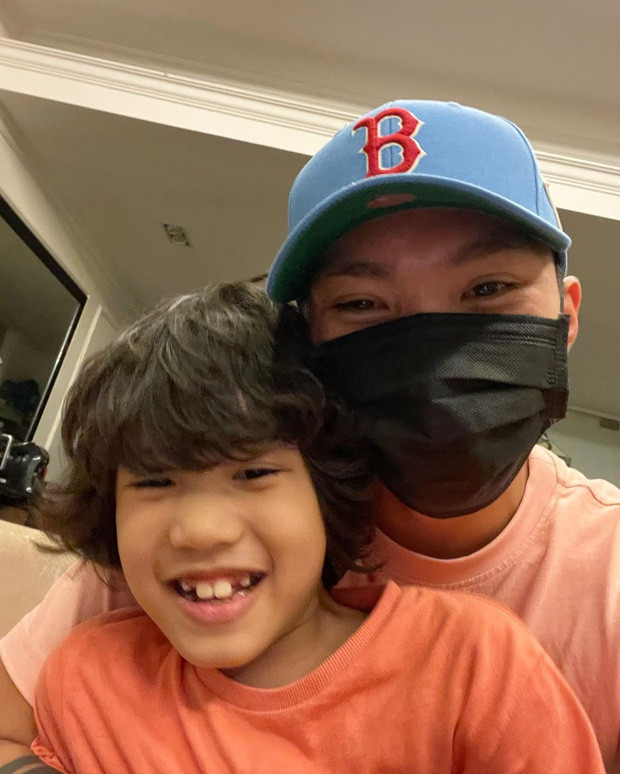 Không ít lần Văn Hậu chụp ảnh thân thiết với các em vợ tương lai.