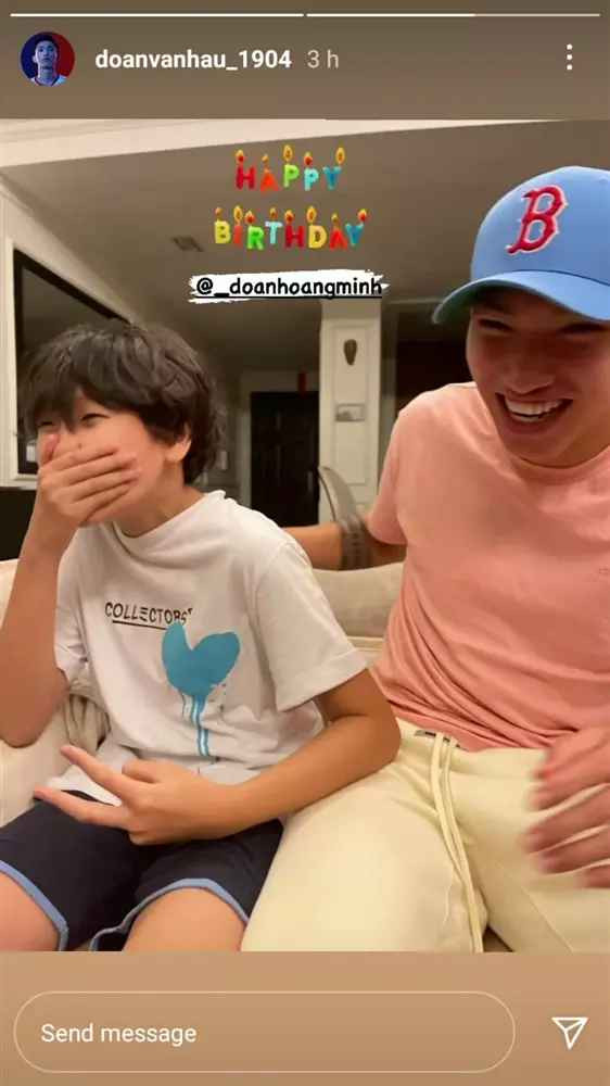 Thậm chí, nam cầu thủ còn đăng tải lên chính trang cá nhân của mình bức ảnh chung với em trai Doãn Hải My.