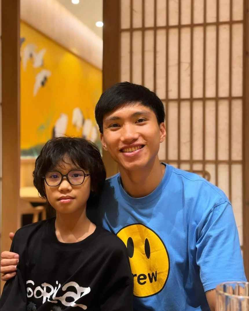 Đoàn Văn Hậu chia sẻ hình ảnh thân thiết bên cạnh em vợ tương lai cùng lời chúc mừng sinh nhật ấm áp. Nam cầu thủ vòng tay ôm vai cậu em đầy tình cảm, còn nhắc nhở Hải Lâm nhớ đưa ra điều ước trước khi thổi nến mừng tuổi mới.