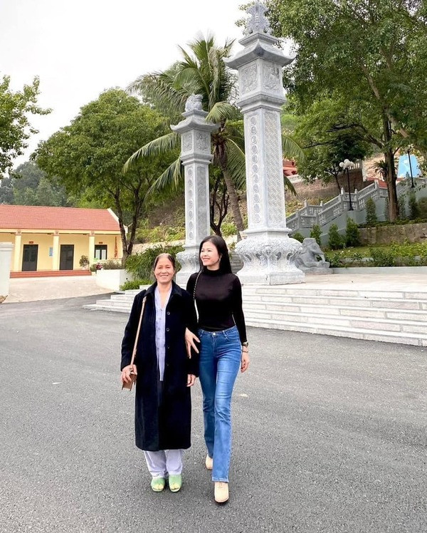 Đặc biệt, khi mặc chiếc áo croptop để lộ vòng eo, chị Mai khiến nhiều người xuýt xoa bởi cơ bụng 11 rõ ràng, không hề có tý mỡ thừa nào.