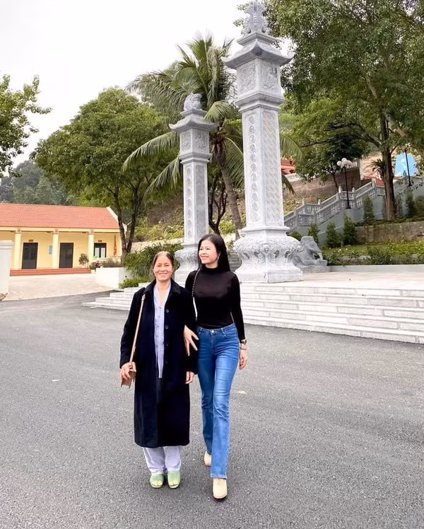 Đặc biệt, khi mặc chiếc áo croptop để lộ vòng eo, chị Mai khiến nhiều người xuýt xoa bởi cơ bụng 11 rõ ràng, không hề có tý mỡ thừa nào.