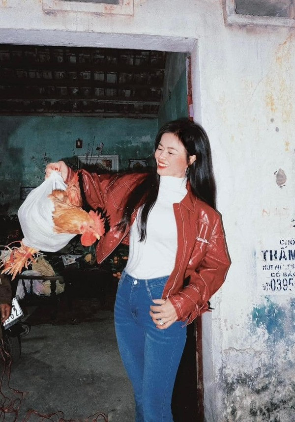 Trong những bức hình được chị Mai Bella chia sẻ, dù đã bước sang độ tuổi U50 nhưng chị vẫn rất vừa vặn trong những bộ quần áo của cô con gái 21 tuổi.