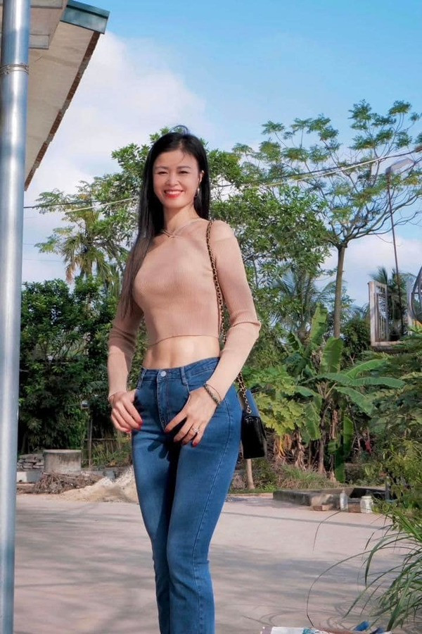 Bên cạnh đó, thần thái tự tin khi chụp ảnh của bà mẹ U50 cũng đủ để nhiều chị em trẻ tuổi đuổi theo cũng không kịp.