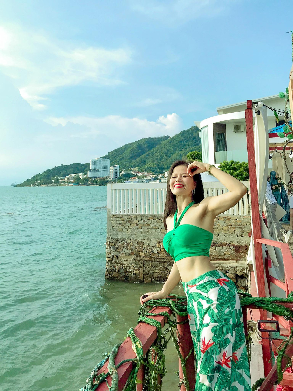 Được biết, chị Mai chính là huấn luyện viên Yoga chuyên nghiệp và là một trong những thành viên của Liên đoàn Yoga Việt Nam, trọng tài quốc gia môn Yoga và nhiều lần tham gia ban cố vấn cuộc thi sắc đẹp Việt Nam.