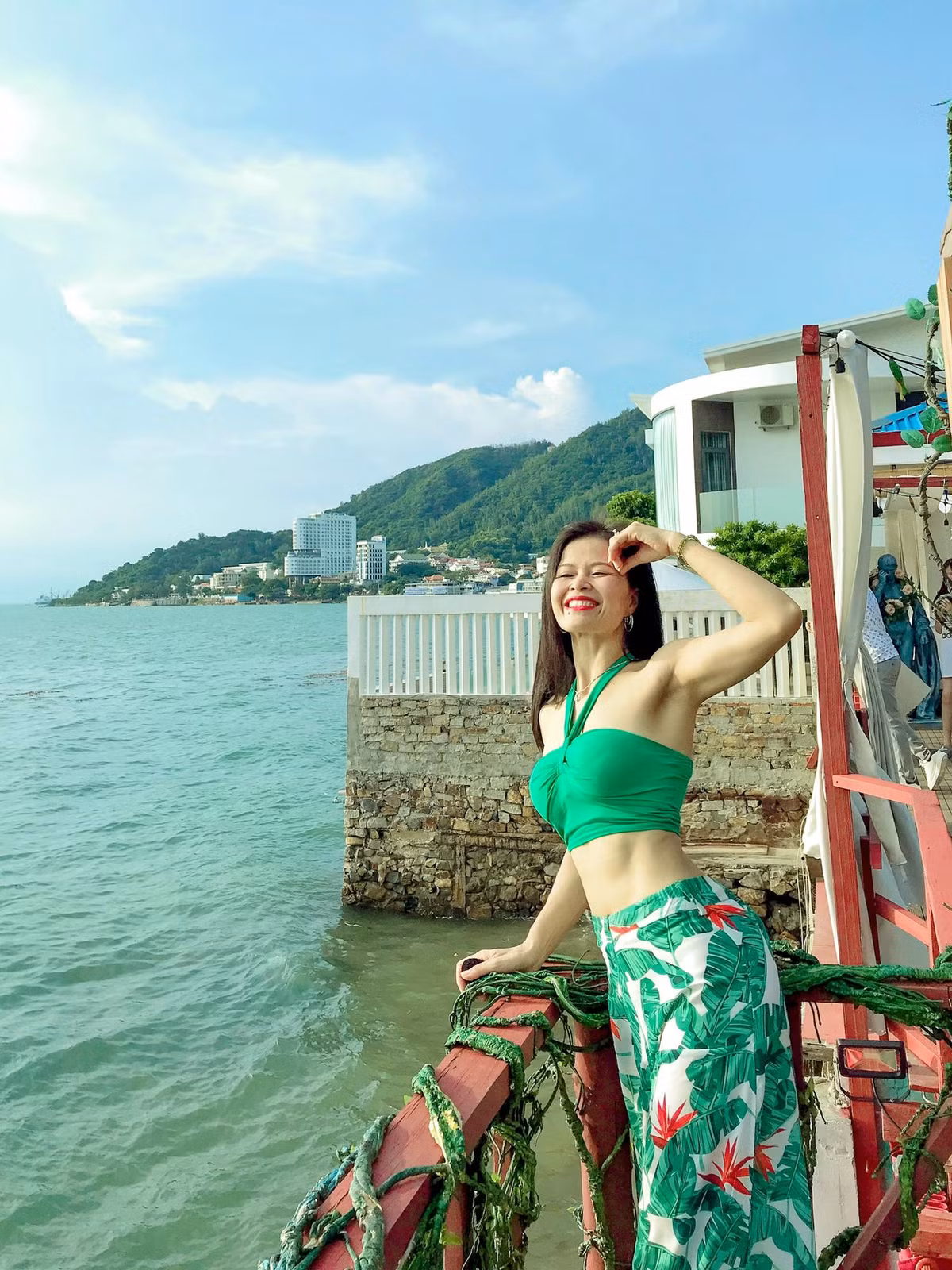 Được biết, chị Mai chính là huấn luyện viên Yoga chuyên nghiệp và là một trong những thành viên của Liên đoàn Yoga Việt Nam, trọng tài quốc gia môn Yoga và nhiều lần tham gia ban cố vấn cuộc thi sắc đẹp Việt Nam.