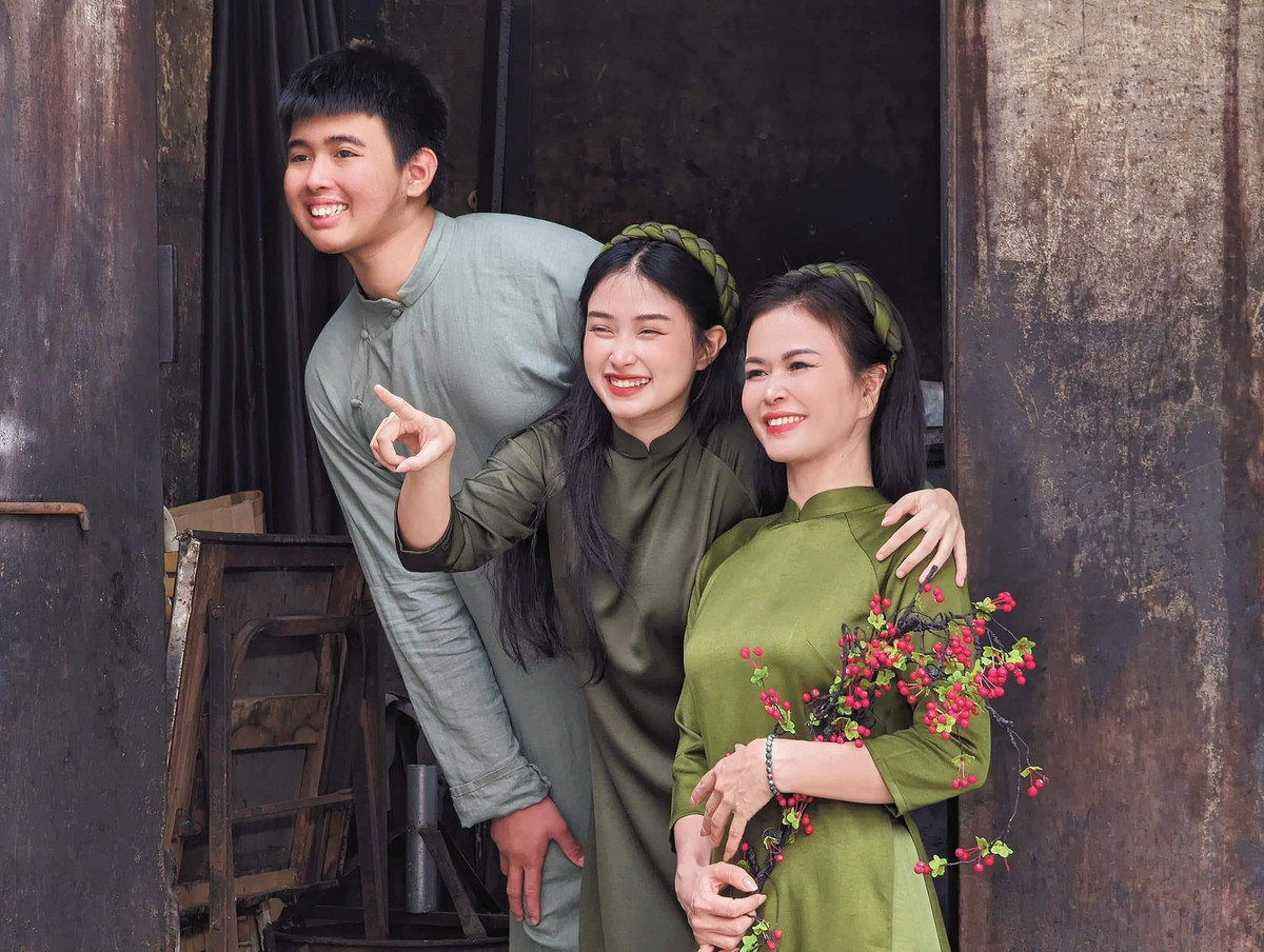 Trước đó, chị Mai từng được nhiều người nhắc đến khi có sự thay đổi lột xác từ một người mẹ 2 con, bị chê là già, xấu trở nên trẻ trung, tự tin và chuyên nghiệp. Chị từng tự nhận bản thân là một người quê mùa, nhút nhát, lúc nào cũng hy sinh cho chồng con, không dám làm điều gì cho bản thân. Đến tận khi bị mọi người xung quanh chê già, xấu, hết thời… chị mới vượt qua mọi rào cản, thay đổi bản thân.