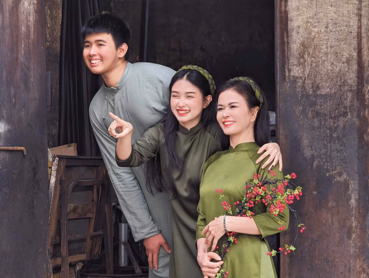 Trước đó, chị Mai từng được nhiều người nhắc đến khi có sự thay đổi lột xác từ một người mẹ 2 con, bị chê là già, xấu trở nên trẻ trung, tự tin và chuyên nghiệp. Chị từng tự nhận bản thân là một người quê mùa, nhút nhát, lúc nào cũng hy sinh cho chồng con, không dám làm điều gì cho bản thân. Đến tận khi bị mọi người xung quanh chê già, xấu, hết thời… chị mới vượt qua mọi rào cản, thay đổi bản thân.