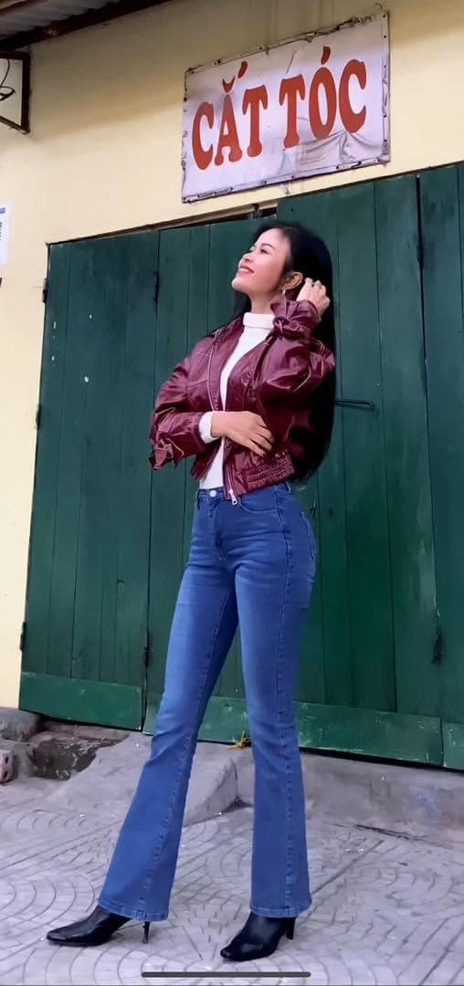 Chia sẻ trong một nhóm cộng đồng đông thành viên, bà mẹ 2 con, Mai Bella đăng tải những tấm hình đi du xuân của mình và cho biết: “U50 về quê ăn Tết, được con gái 21 tuổi phối cho mấy bộ đồ mùa đông và con trai 15 tuổi chụp cho bộ ảnh bất đắc dĩ”.