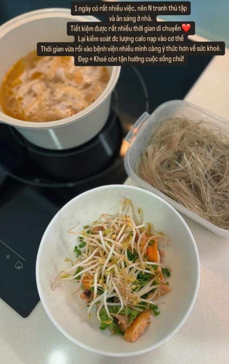 Gần đây, Mai Ngọc cũng chia sẻ một bữa ăn tại nhà của mình với các món rất hao cơm.