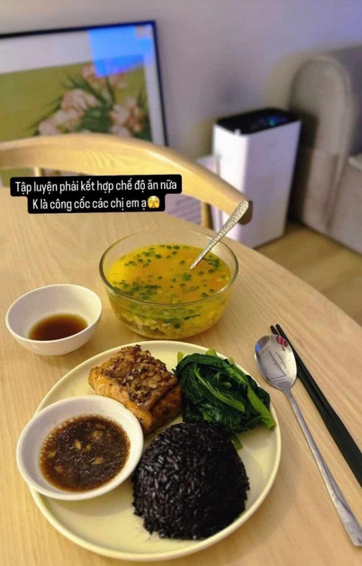 Mai Ngọc chuẩn bị những bữa ăn đơn giản nhưng bổ dưỡng để khởi đầu ngày mới, đảm bảo kiểm soát lượng calo và chất dinh dưỡng.