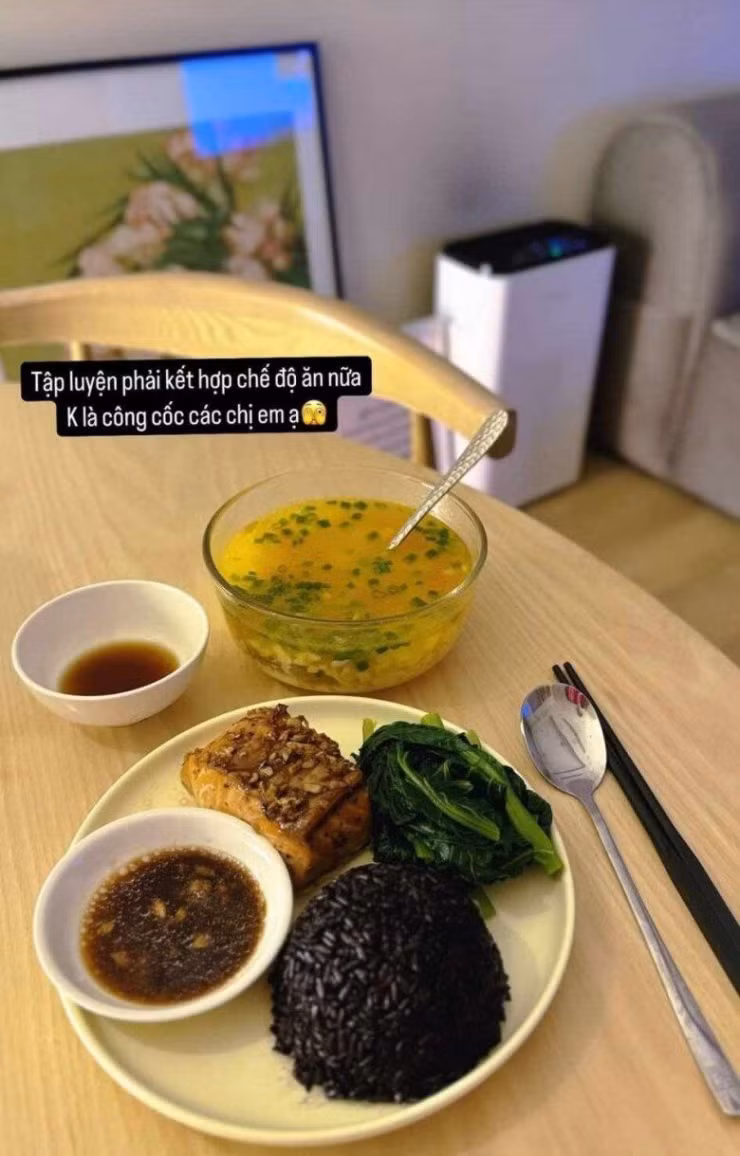 Mai Ngọc chuẩn bị những bữa ăn đơn giản nhưng bổ dưỡng để khởi đầu ngày mới, đảm bảo kiểm soát lượng calo và chất dinh dưỡng.