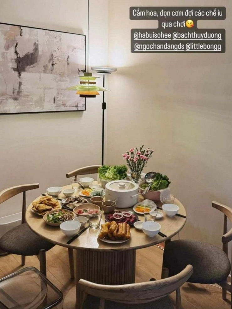 Mới đây trên tài khoản cá nhân, MC Mai Ngọc hé lộ một góc nhỏ trong căn bếp và nói về cảm xúc của bản thân trong khoảng thời gian nghỉ ngơi ở nhà: "Tập ở nhà, ăn ở nhà. Công việc bận rộn, suốt ngày ở ngoài. Nên có thời gian ở nhà là lúc sướng nhất".