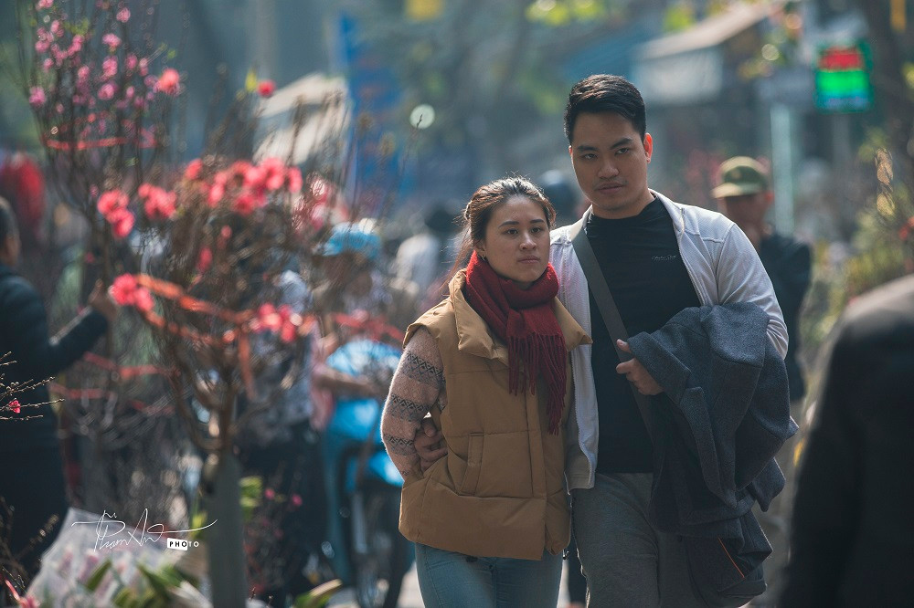 Chợ hoa Tết có nhiều kỉ niệm đặc biệt với tôi. Nhớ ngày còn bé được cùng bố chiều 30 đi mua những cành đào cuối cùng của chợ về là một điều thật khó quên. Tại sao lại mua đào 30 chứ không mua sớm vì gia đình khó khăn phải chờ đến chiều 30 khi họ xả hàng để về rồi mới lên mua. Khi đó, chẳng còn nhiều lựa chọn mà chỉ mua cho có là được". Ông Thắng chia sẻ thêm.