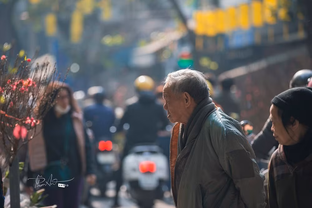 Vẫn giữ thói quen từ khi còn bé, chiều 30 Tết ông Thắng lại tìm tới chợ hoa Hàng Lược để mua thêm cành đào mà theo ông gọi đó là đào chổi xể và sau đó về đốt gốc và kích thật nhanh để cho nở tung vào rạng sáng ngày mùng 1 Tết.