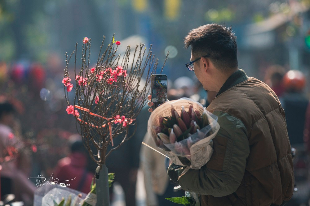 Nhìn sống Hà Nội chiều 30 Tết có phần chậm hơn. Dòng người không còn vội vàng, gấp gáp như ngày bình thường. Họ bình thản thả bước để chậm chậm ngắm Thủ đô yêu dấu và ngẫm lại 1 năm đã qua.
