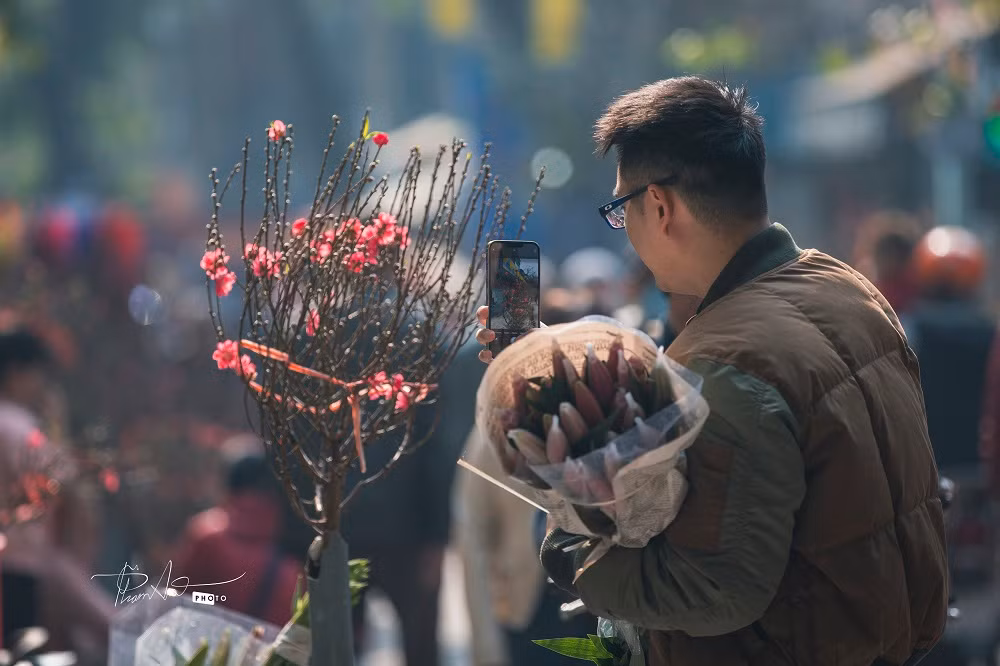 Nhìn sống Hà Nội chiều 30 Tết có phần chậm hơn. Dòng người không còn vội vàng, gấp gáp như ngày bình thường. Họ bình thản thả bước để chậm chậm ngắm Thủ đô yêu dấu và ngẫm lại 1 năm đã qua.