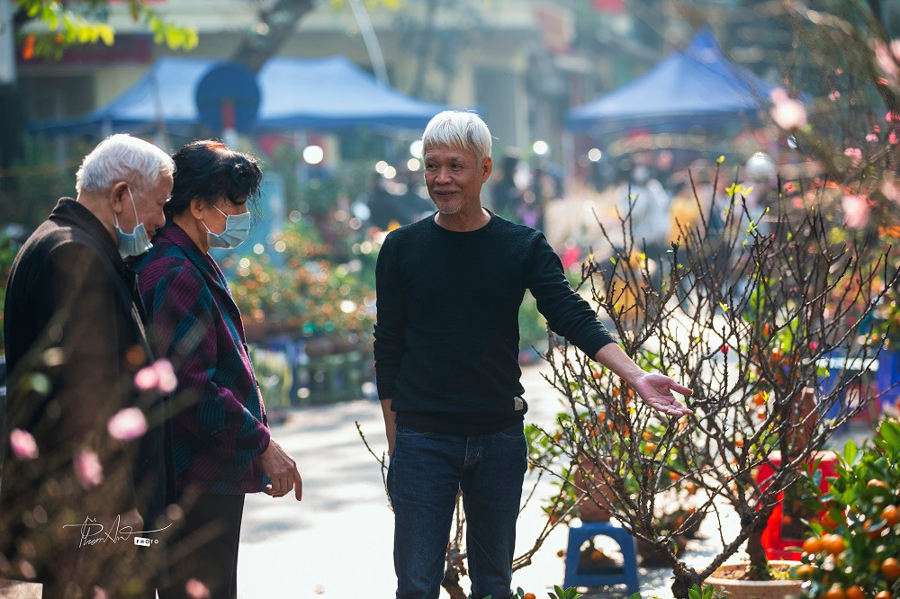 Song hành cùng với PV, ông Thắng (60 tuổi) người sinh ra và lớn lên tại Hà Nội bồi hồi nói về câu chuyện của những cái Tết khó khăn của ngày xưa. Người đan ông trung niên nói: "Tết xưa không đầy đủ như hiện tại. Tất cả mọi thứ đều phải tự làm chứ không đi mua sẵn. Từ những nhân làm bánh chưng, gói bánh quy gai hay từng lạng chè cũng phải tích góp từ vài tháng trước đó...