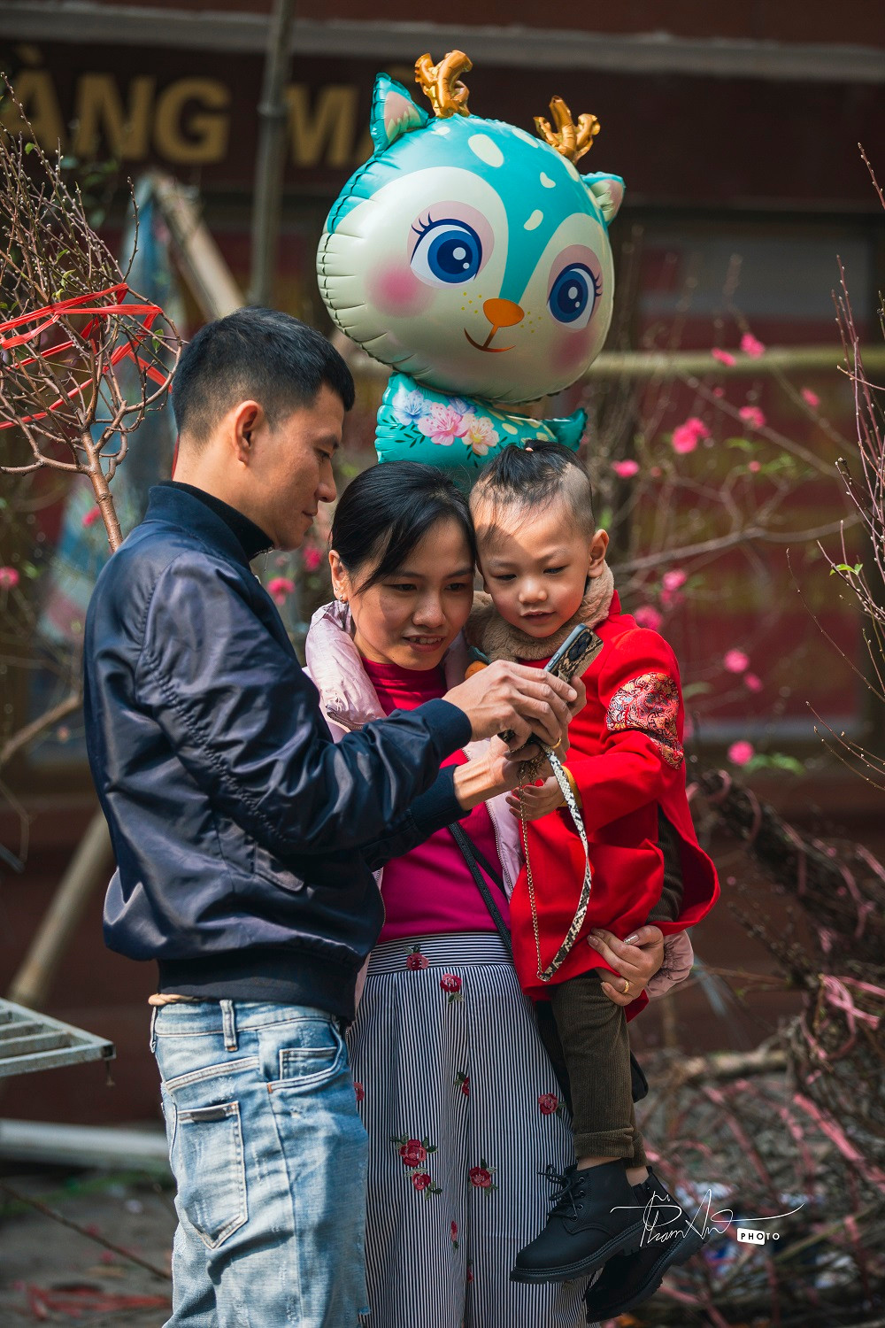 Sau khi dọn dẹp nhà cửa, mua bán những đồ thiết yếu để chuẩn bị đón Tết, nhiều gia đình tại Hà Nội đã chọn cách xả mọi gánh nặng lo toan của năm cũ. Họ thư thả tản bộ ở những địa điểm như chợ hoa Hàng Lược hay xung quanh Hồ Hoàn Kiếm trước khi trở về gia đình để cùng quây quần bên bữa cơm Tất niên.