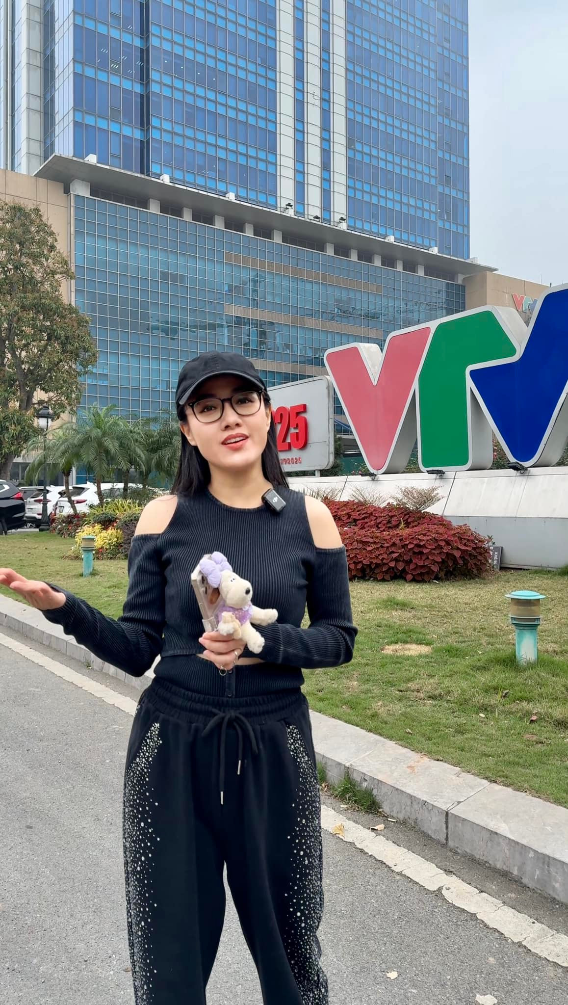 Gần đây, trên trang cá nhân, Hoài Anh có bài đăng trải lòng về việc yêu thích công việc hiện tại vì vẫn được lao động, được khán giả yêu thương, động viên và góp ý.