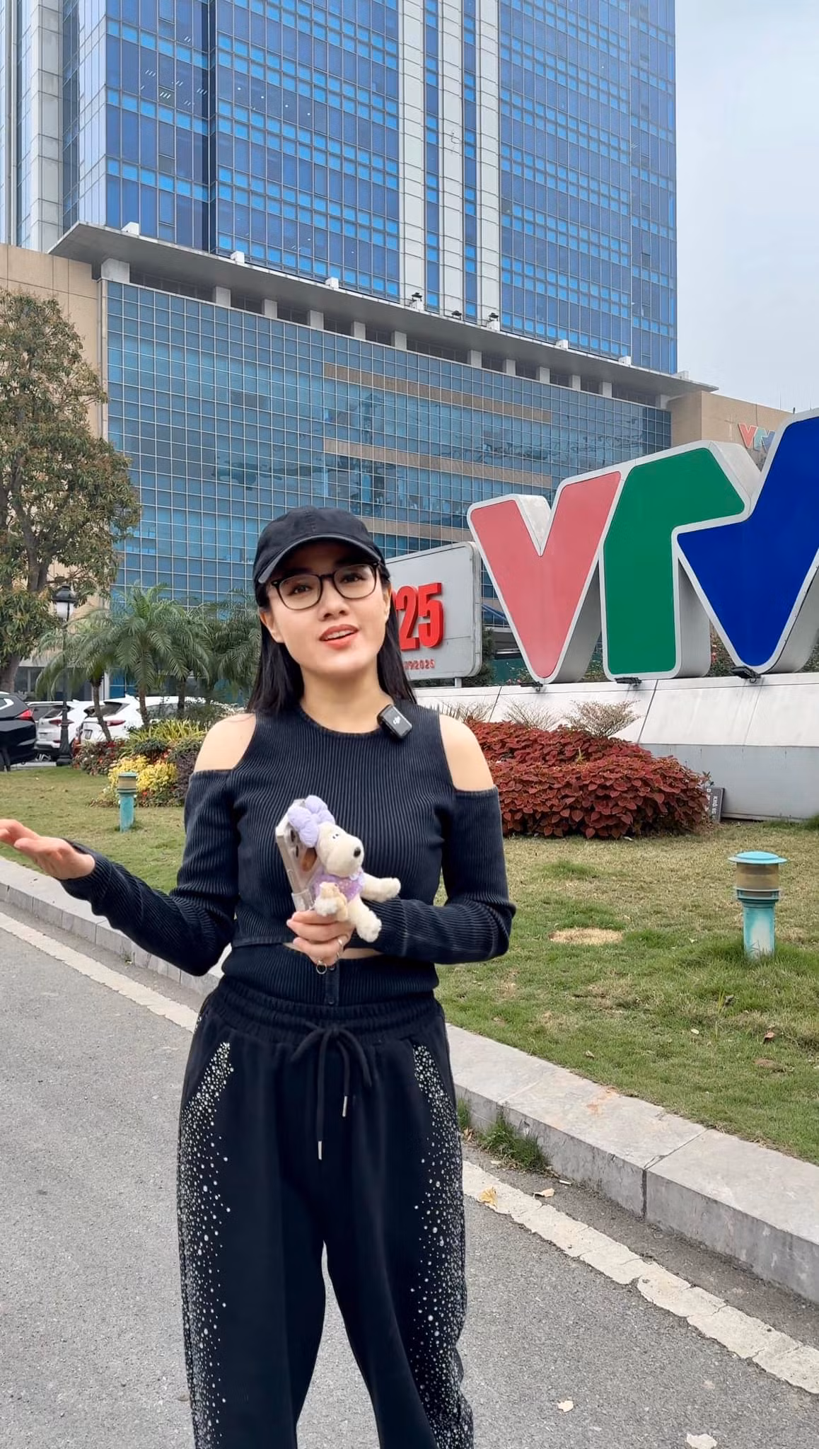 Gần đây, trên trang cá nhân, Hoài Anh có bài đăng trải lòng về việc yêu thích công việc hiện tại vì vẫn được lao động, được khán giả yêu thương, động viên và góp ý.