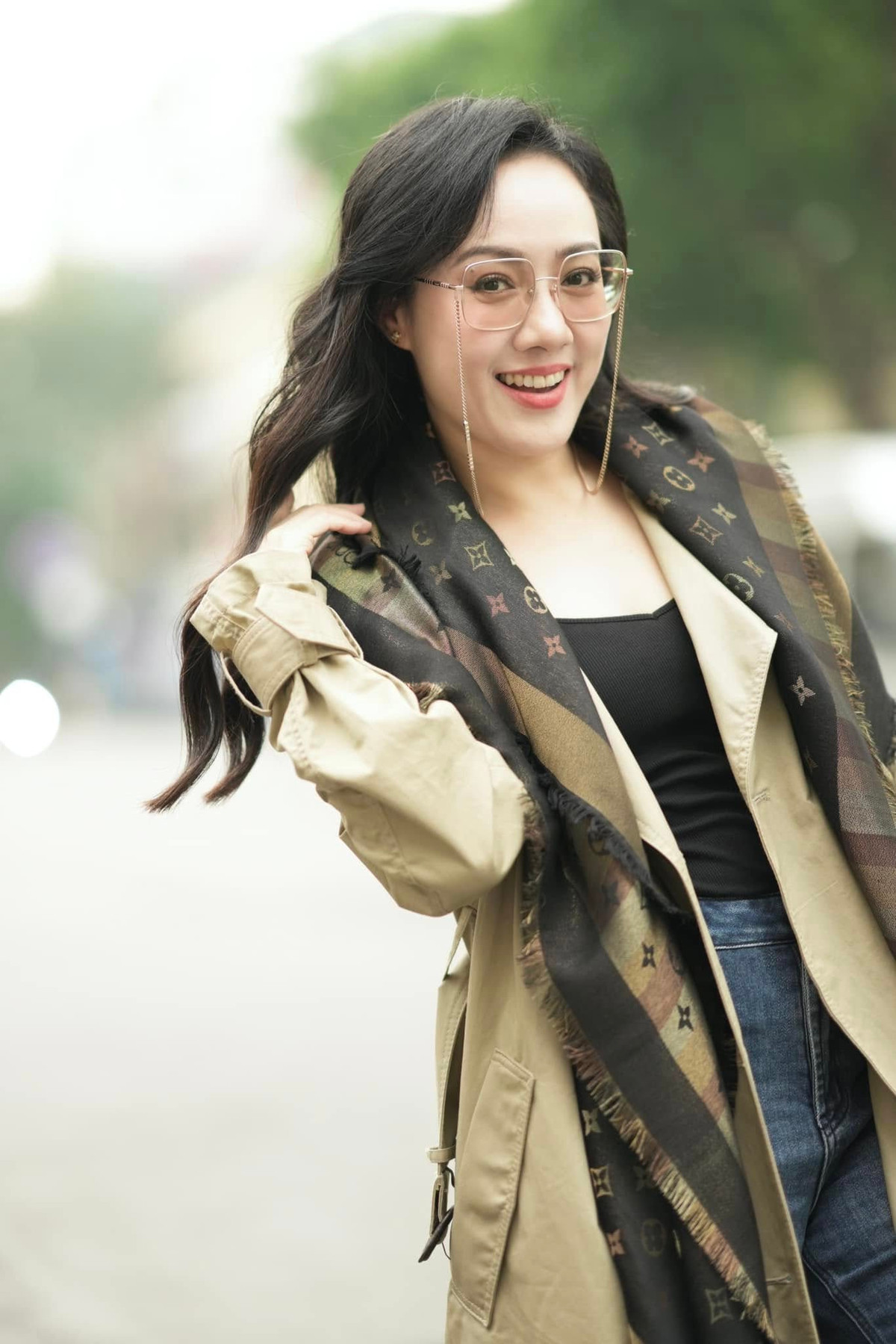 Thời gian gần đây, nhiều người bất ngờ với gu thời trang của BTV Hoài Anh. Cô nàng được nhận xét trẻ trung, ngày càng cá tính.