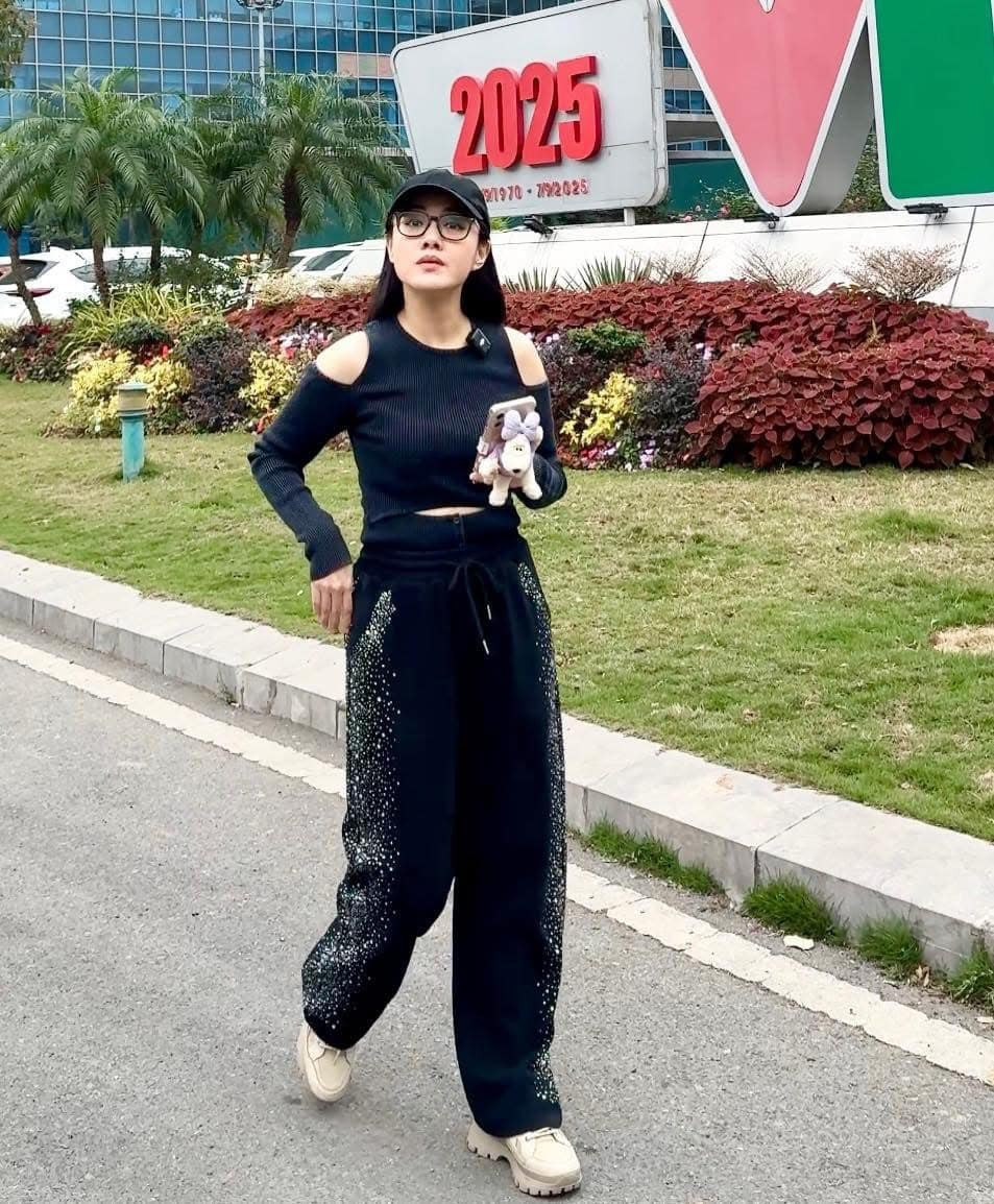 Hồi 2021, BTV Hoài Anh khiến nhiều khán giả tiếc nuối khi cô thông báo ngưng công tác ở ban Thời sự, chuyển qua ban Văn nghệ.