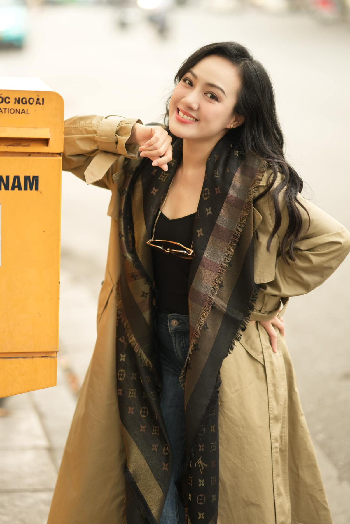 Phong cách này vừa thoải mái, năng động nhưng vẫn đảm bảo sự thanh lịch, tinh tế phù hợp với hình ảnh một MC có tiếng.