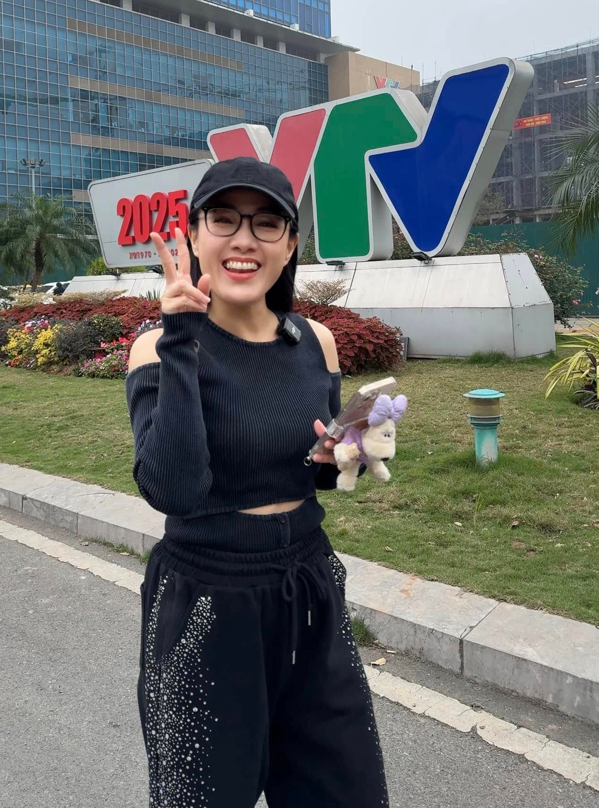 Từ ngày chuyển công tác, BTV Hoài Anh không ngừng học hỏi để nâng cao kiến thức về nghệ thuật.