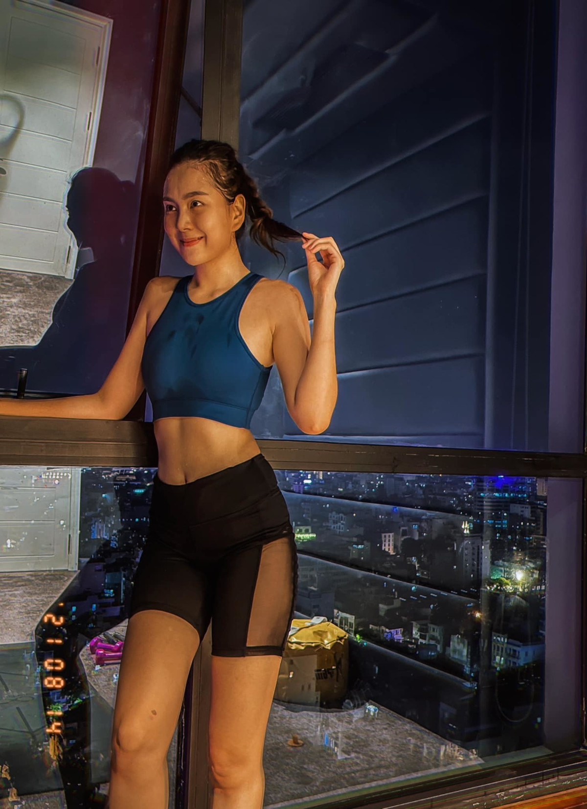 Cụ thể, Mai Ngọc chia sẻ: "Hãy cứ tưởng tượng cơ thể bạn là một quả cam. Nếu bạn nhịn ăn thì như quả cam mất nước, bên ngoài héo úa, nhăn nheo, bên trong úng. Một quả cam tập luyện dầm mưa dãi nắng chắc chắn bên ngoài có lớp vỏ bóng bẩy, bên trong ngọt nước...