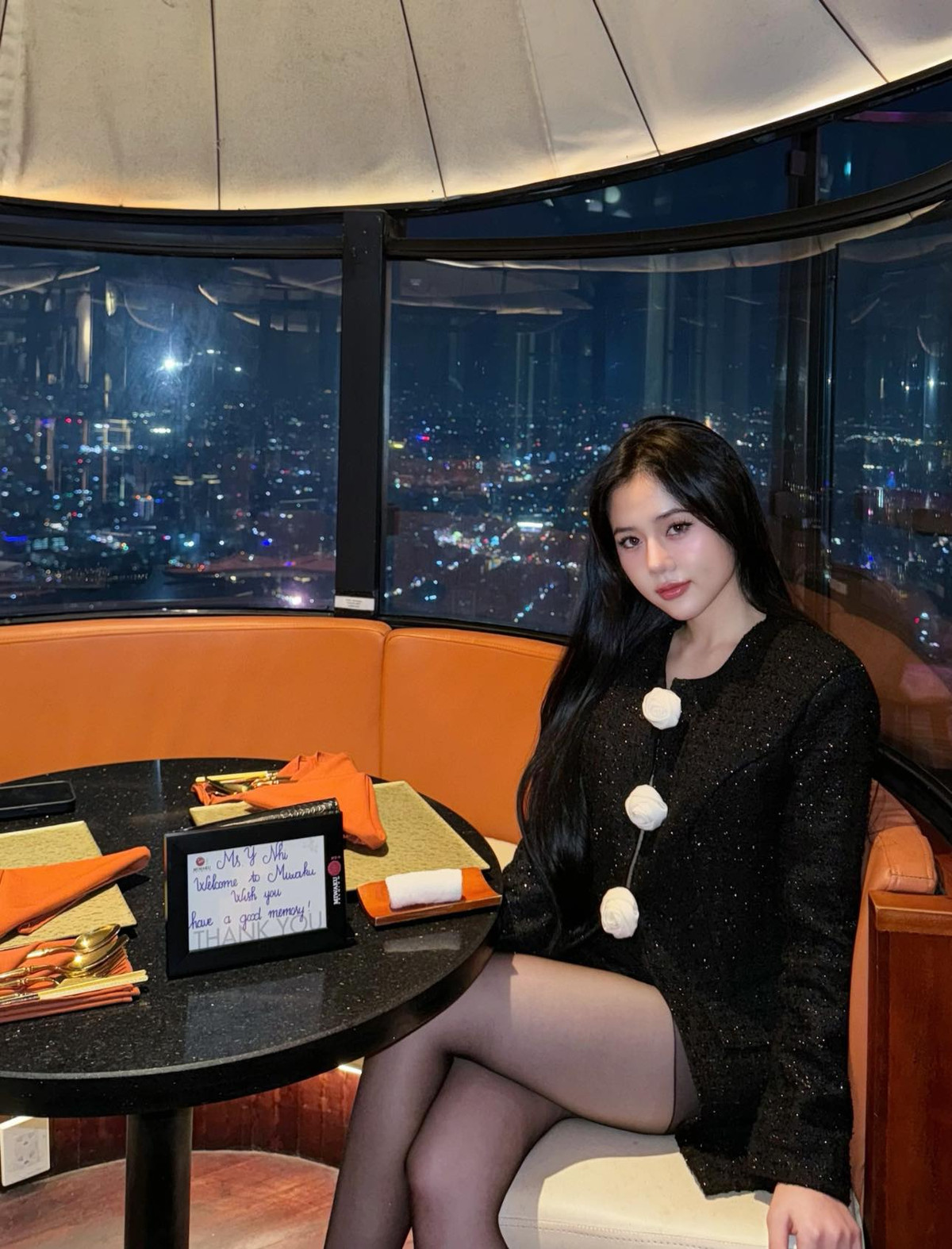 Được biết Bò Chảnh hiện đang là người mẫu ảnh kiêm content creator trên các nền tảng MXH. Nội dung ở các kênh của cô nàng tập trung vào cuộc sống hàng ngày, review ăn uống, điểm du lịch và dịch vụ làm đẹp.