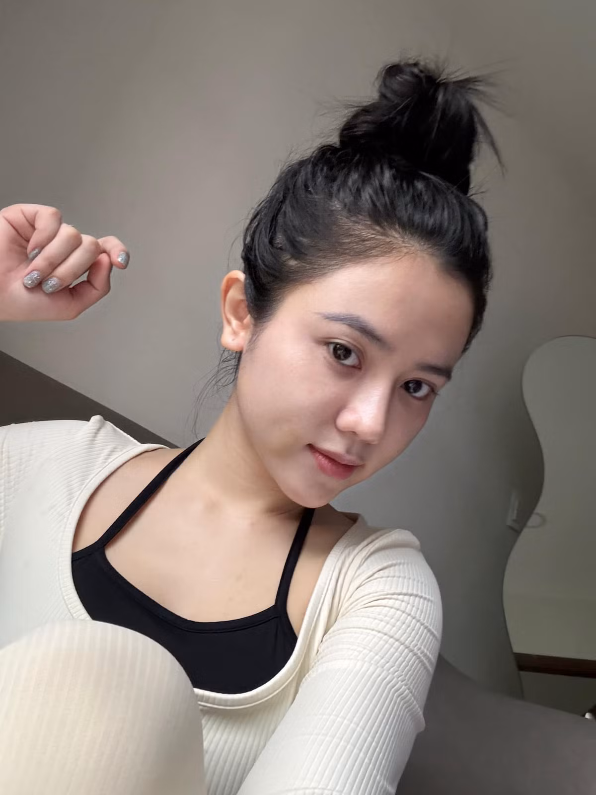 Cũng theo tiết lộ của Bò Chảnh, mỗi lần đi làm này làm kia như vậy, số tiền mà cô bỏ ra không hề nhỏ, đều lên đến hàng triệu đến hàng chục triệu. Chẳng hạn như riêng tiền phun môi đã là 17 triệu đồng.