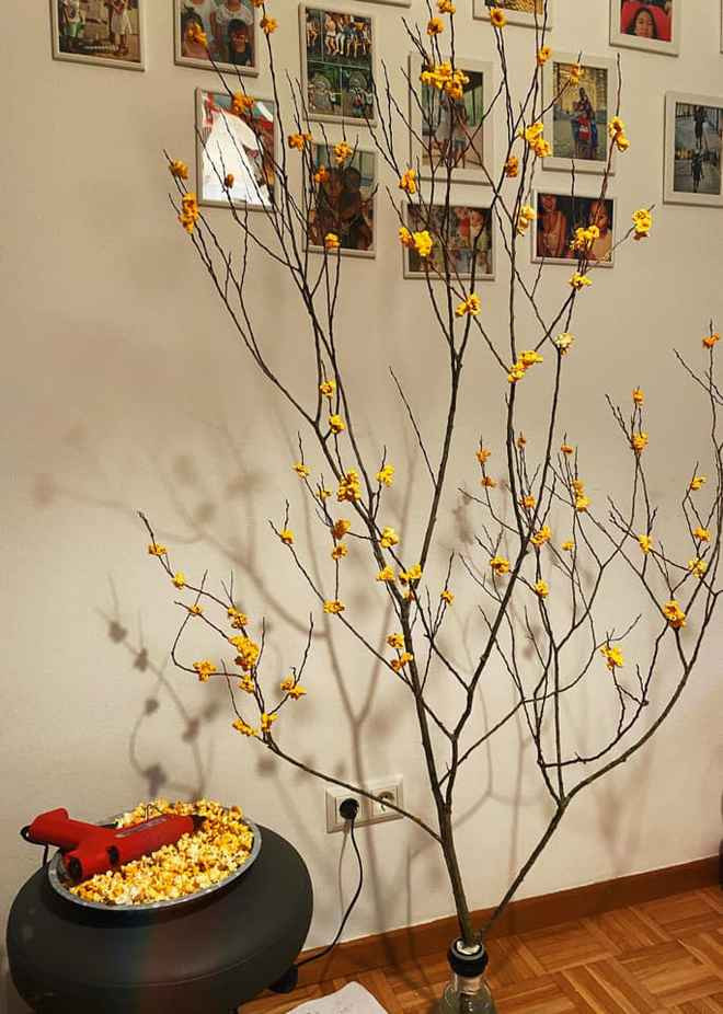 Đào trụi hoa thì ta gắn bắp rang bơ lên. Vậy là lại có mai chơi Tết.