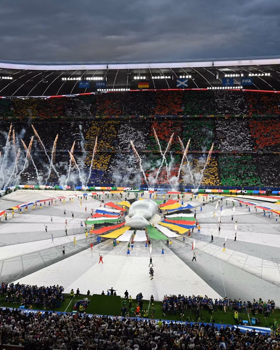 Dù tổ chức ngắn gọn nhưng những sắc màu từ khán đài cho tới sân đấu được nước chủ nhà EURO 2024 sắp xếp rất bài bản.