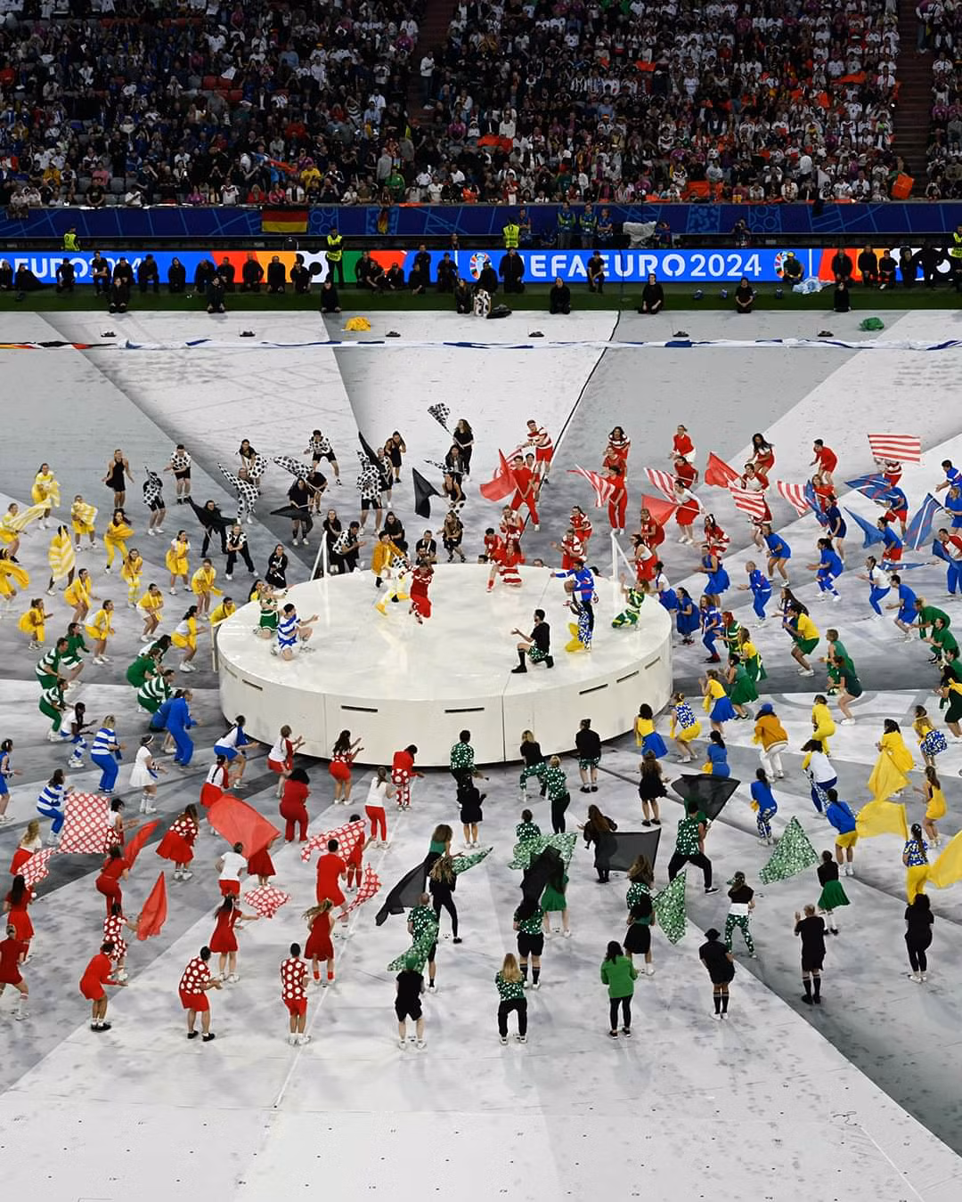 Theo UEFA, buổi lễ khai mạc EURO 2024 sẽ dành một phần thời lượng để vinh danh huyền thoại bóng đá Đức Franz Beckenbauer, người đã qua đời hồi tháng 1 vừa qua.