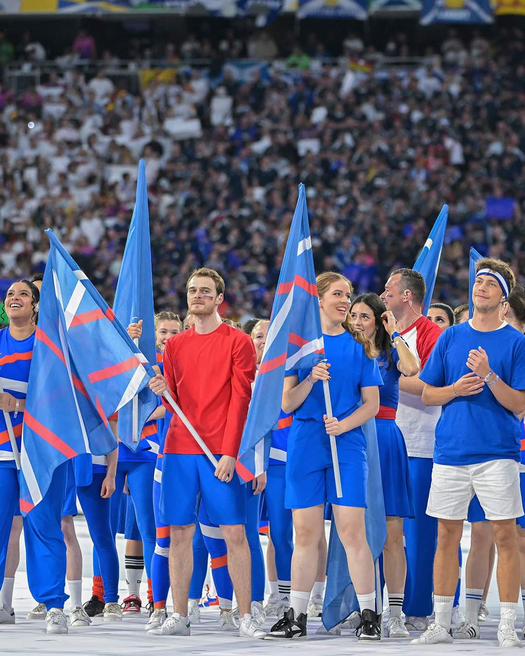 Trong lễ khai mạc EURO 2024, vợ của huyền thoại bóng đá Đức là Beckenbauer - bà Heida - cùng 2 cựu danh thủ Jurgen Klinsmann và Bernhard Dietz sẽ là người mang chiếc cúp vô địch vào sân.