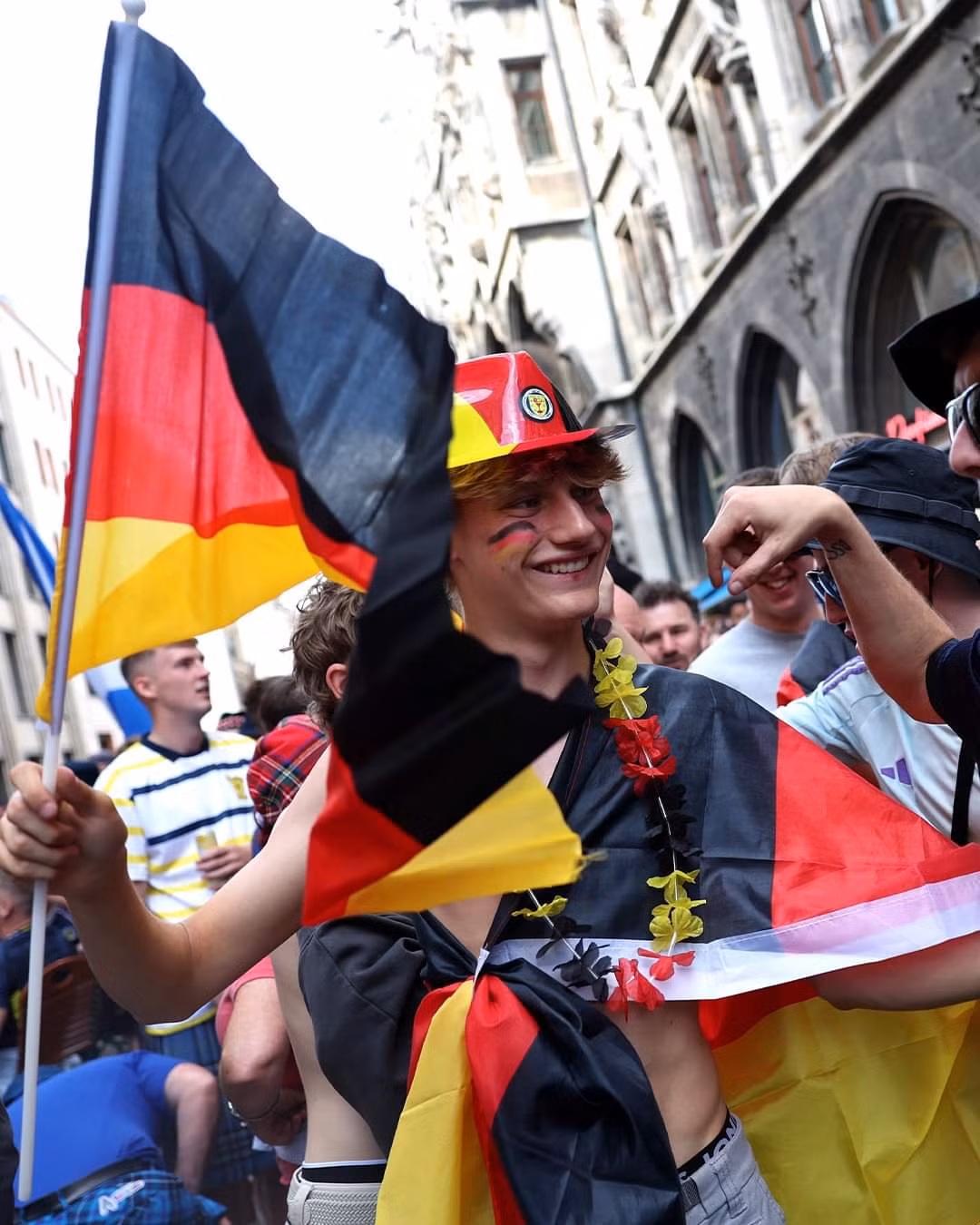 Trước khi buổi lễ khai mạc EURO 2024 diễn ra, các ngả đường tới SVĐ Alianz Arena tràn ngập những lá cờ của 2 đội sẽ thi Trận khai màn là Đức và Scotland.