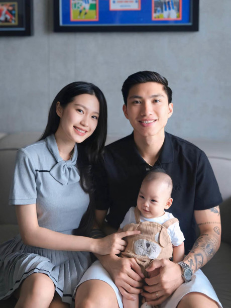 Sau khi bé Lúa hạ sinh, vợ chồng Đoàn Văn Hậu chăm chỉ khoe con trên MXH.