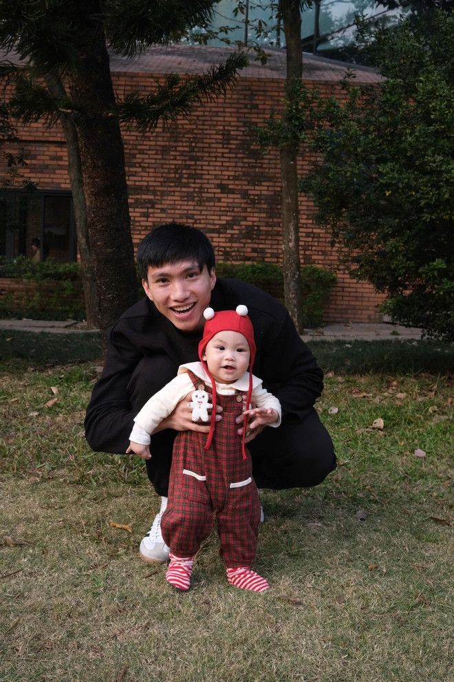 Để "flex" món quà tuyệt vời nhất dịp đầu năm 2025, cả Văn Hậu và Doãn Hải My đều không ngần ngại khoe đó chính là bé Lúa.