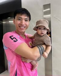 Bé Lúa luôn là tâm điểm khi xuất hiện với bố Hậu.