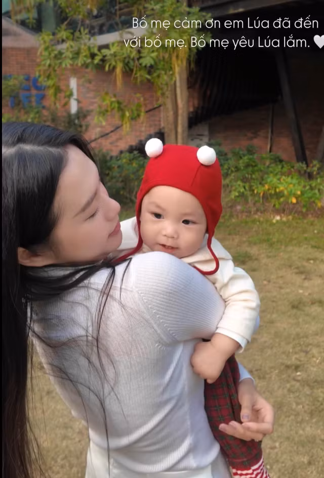 Nhưng may mắn Văn Hậu còn có một gia đình hạnh phúc, một ngôi biệt thự mới sắp sửa hoàn thành, có đủ vật chất, giàu sang.