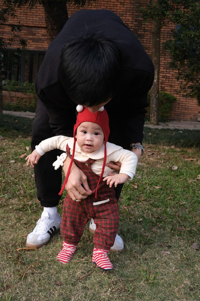 Vợ chồng Văn Hậu đều khoe ảnh với con trai và cảm ơn con đã đến với họ.