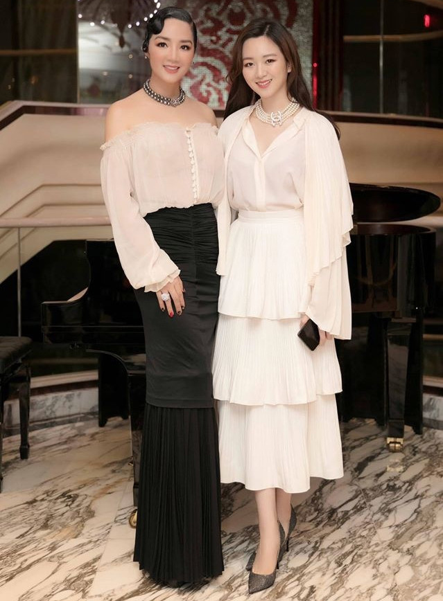 Dù là một rich kid được nhiều người chú ý nhưng Anh Sa lại khá kín tiếng trong cuộc sống. Lần gần đây nhất, ái nữ nhà chủ tịch Tân Hoàng Minh xuất hiện đó là dịp sinh nhật 21 tuổi, khi cô về thăm nhà và được mẹ tổ chức một buổi tiệc ấm cúng.