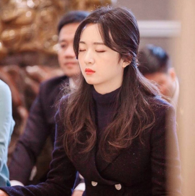 Dù gia đình có điều kiện nhưng Anh Sa lại không lao vào những cuộc ăn chơi hay hội hè, cô nàng chú tâm vào chuyện học hành và có bảng thành tích đáng nể.