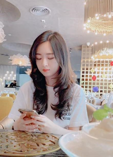 Dù cùng cha khác mẹ nhưng Anh Sa có mối quan hệ thân thiết với 2 anh trai. Vì là em út trong nhà nên cô được 2 anh rất yêu quý và cưng chiều.