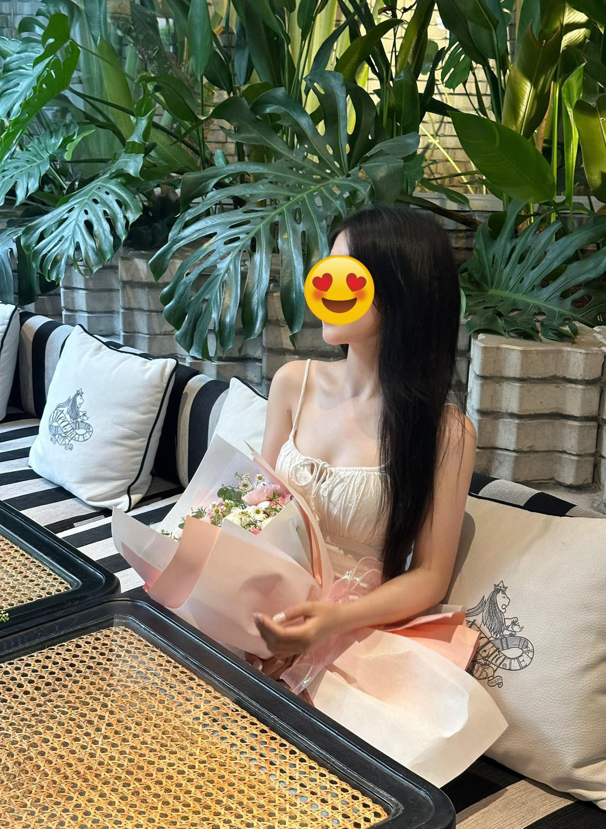 Tuy nhiên, rất nhanh chóng, danh tính cô gái sở hữu bức hình giống hệt trong hình nền điện thoại của Lê Tuấn Khang cũng đã được netizen tìm ra.