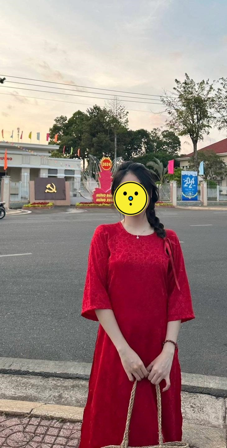 Lê Tuấn Khang, sinh năm 2002, là cái tên gây sốt trên TikTok suốt thời gian qua. Từ một chàng trai miền Tây chỉ học hết lớp 7, Khang bất ngờ nổi tiếng nhờ những video chân chất về chuyện chăn vịt và cuộc sống làng quê. Với lối kể chuyện hài hước, ý tưởng độc lạ và cách dàn dựng mộc mạc, anh nhanh chóng chiếm trọn cảm tình của hàng triệu khán giả.